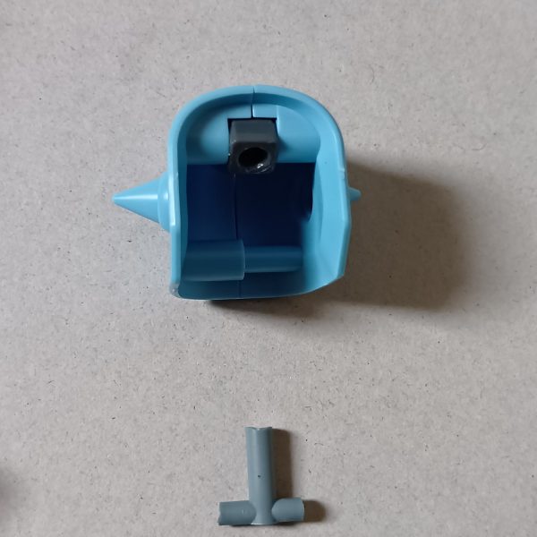 とりあえず腕をつけてみたら、下半身のボリューム不足が目立つスカートもつけて、ロディのサイドスカートを盛ってみると、うーん普通の水中用ザク風、肩に昔イエサブで腕だけで買ったグフカスのショルダーを…完全に思ってたのと違うものに😅今回、ショルダーの移植が上手くいって、可動に全く支障なく出来たし、凄く簡単なので、少しやり方をリバイブザクの肩の、シールド(ショルダーアーマー)基部を付けずに、同じダボにランナーのT字部分を切り出してハメ、グフカスのアーマーのポリキャップに挿しただけですが、アーマーの可動域が半端なく、なんなら後側にも回りますGP01のバーニアみたいに動く、使い道ないが迷走が始まる前にこのまま仕上げるべきか、もう少し頑張るか悩ましいです&nbsp;&nbsp;（5枚目）