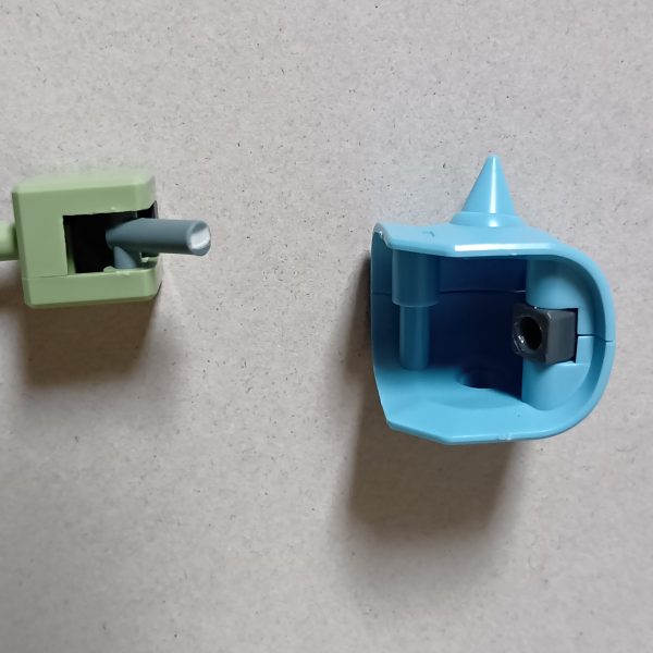 とりあえず腕をつけてみたら、下半身のボリューム不足が目立つスカートもつけて、ロディのサイドスカートを盛ってみると、うーん普通の水中用ザク風、肩に昔イエサブで腕だけで買ったグフカスのショルダーを…完全に思ってたのと違うものに😅今回、ショルダーの移植が上手くいって、可動に全く支障なく出来たし、凄く簡単なので、少しやり方をリバイブザクの肩の、シールド(ショルダーアーマー)基部を付けずに、同じダボにランナーのT字部分を切り出してハメ、グフカスのアーマーのポリキャップに挿しただけですが、アーマーの可動域が半端なく、なんなら後側にも回りますGP01のバーニアみたいに動く、使い道ないが迷走が始まる前にこのまま仕上げるべきか、もう少し頑張るか悩ましいです&nbsp;&nbsp;（4枚目）