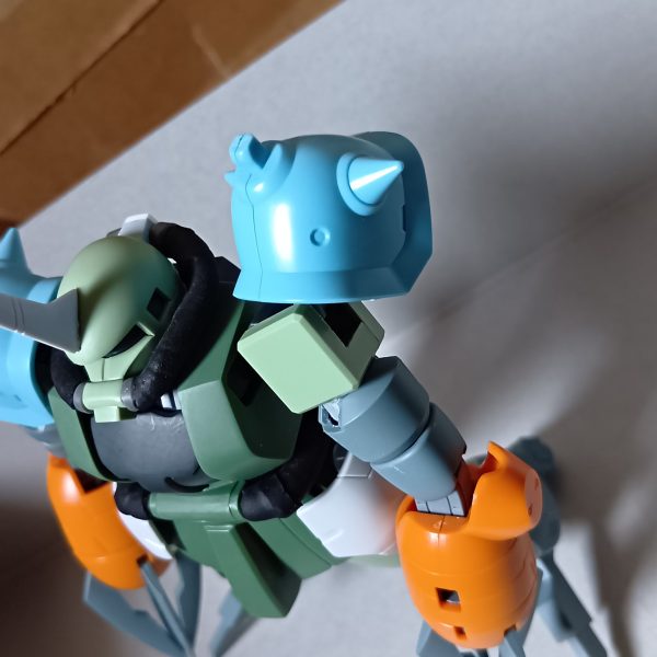 とりあえず腕をつけてみたら、下半身のボリューム不足が目立つスカートもつけて、ロディのサイドスカートを盛ってみると、うーん普通の水中用ザク風、肩に昔イエサブで腕だけで買ったグフカスのショルダーを…完全に思ってたのと違うものに😅今回、ショルダーの移植が上手くいって、可動に全く支障なく出来たし、凄く簡単なので、少しやり方をリバイブザクの肩の、シールド(ショルダーアーマー)基部を付けずに、同じダボにランナーのT字部分を切り出してハメ、グフカスのアーマーのポリキャップに挿しただけですが、アーマーの可動域が半端なく、なんなら後側にも回りますGP01のバーニアみたいに動く、使い道ないが迷走が始まる前にこのまま仕上げるべきか、もう少し頑張るか悩ましいです&nbsp;&nbsp;（3枚目）