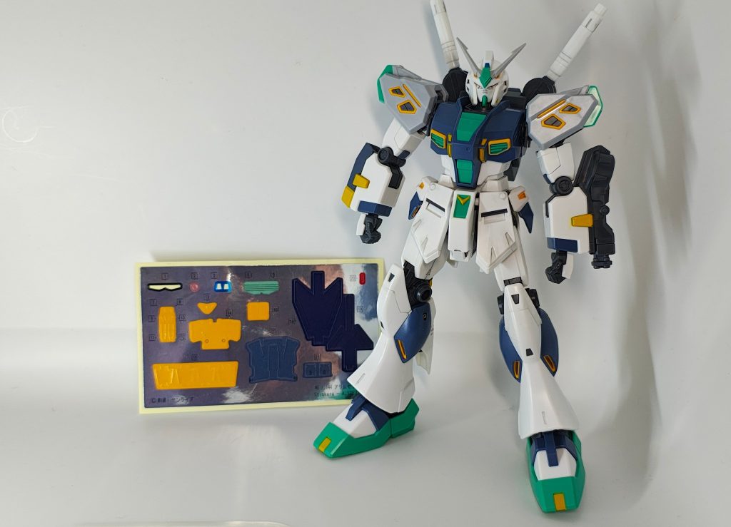 量産型νガンダムは、目とセンサー以外のシール部分は塗装