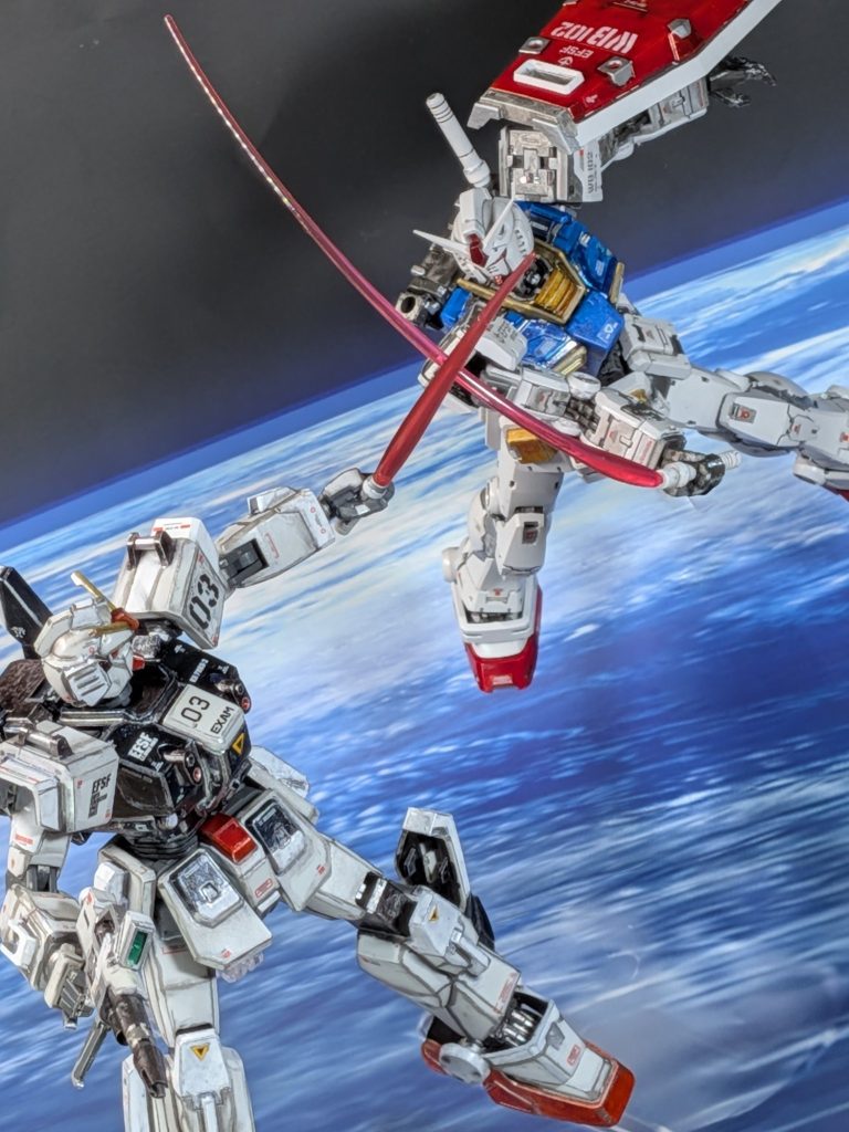 ガンダムのビームサーベルを受けるBD3号機古いキットなのでビームサーベルは短いですが、写真の収まりが良いのが利点ですね(gundam-kao6)