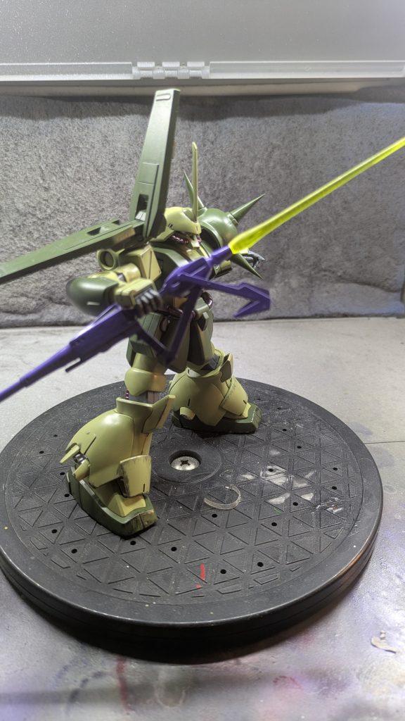 サイドから。濃い緑は、ロシアングリーンで淡い緑は、コクピット色で各部スラスターは、スーパージェラルミ 動力パイプは、ブラッディメタルオレンジでフェダーインライフルは、パープルにブルーを少量で。始めてのスパイク先端鋭利化と脚部延長作業でした。スタイル改修の練習も兼ねて作ってみました。自分のイメージどうりに完成したと思います。