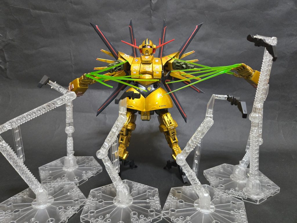 脚部クローと合わせて展開五連装メガ粒子砲の砲口を接着剤で埋めて、ビームエフェクトも再現。