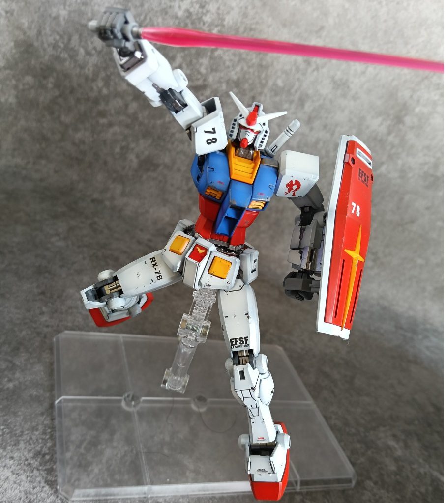 付属武装はライフル、サーベル、シールドのみ。バズーカが欲しかったですね。