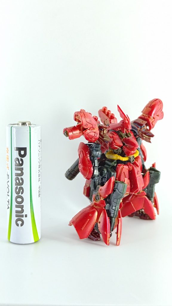 以上です。ガンダムアーティファクトの可動化は強度問題にぶち当たるので、ガンダムアーティファクトと同じくらいのサイズで可動する商品を探していたところ本商品を見つけました。強引にミキシングしていますが一応サザビーに見えなくもないかなといったところです。体型が一般的なモビルスーツから離れていますがこういうのも良いですね。