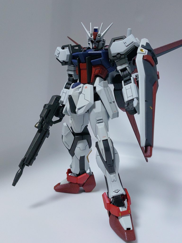 ストライクは偏平足なので思いつきでハイヒール化したのですが、ここではポリパテを使いました。適当にお店で買ってきたのですがいつまでもネチョネチョしてて、10分くらいしたら急に固まってしまうのでとても成形しにくかったです。爪楊枝を使って盛り付けて塗りたくったんですが表面が綺麗にならずヤスってもなかなか楊枝の跡が消えませんでした。サーフェイサーを重ねまくって気合でごまかしました。よく調べて粘土みたいなのを探せばよかったです。