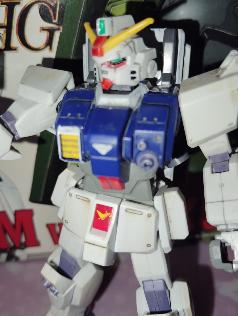 胴体のダクト周り、襟の白、顔、アンテナ、センサーなどはペンで塗り分け、箱絵の様に、とはいかずとも錆び表現などもしてみました。