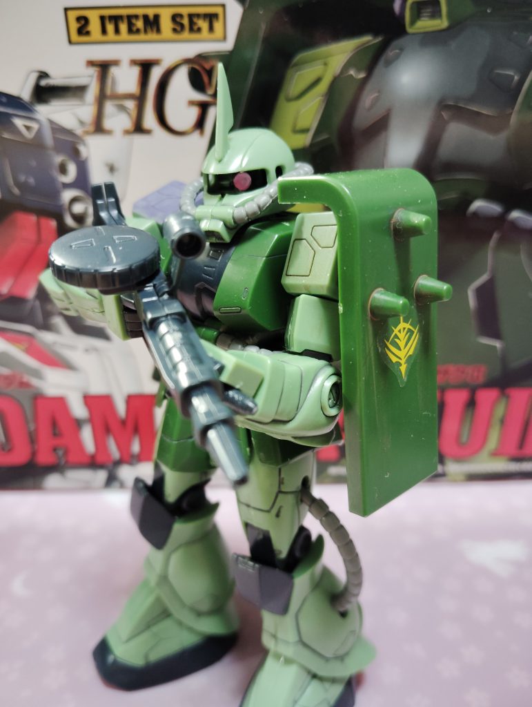 お次ザクIIJ型なんとなくシールドを左肩に持ってきてスパイクアーマーは外しました。モノアイは可動するよう加工しました。