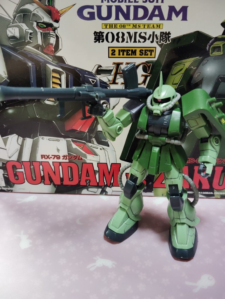 流石に元のキットのF型に換装できるパーツは入ってませんでした。　ザクバズーカはカッコよく持たせることができなかったので手首を加工し斜めに接続できるようにし、肩に担げるように。