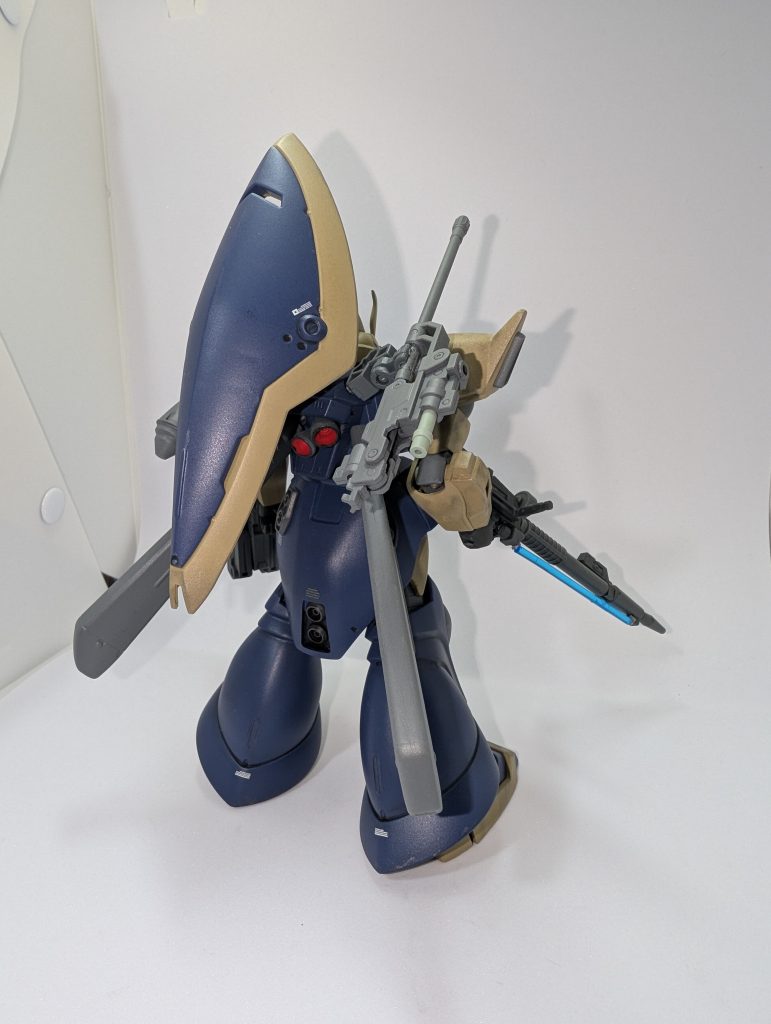 サムネの全装備状態ライフルはシステムウェポンのGPライフルを組み合わせ加工して長銃身に、銃身横に追加のエネルギーパックを接着してジュッテ用の専用パックに。ジュッテはクリアカラーランナーを切り出した物をはめ込んだだけです💦上２個のプロペラントタンクを外して30MMのジョイントを接続しツイン・ビーム・スピアとシュツルムファウストを懸架に。(いつの間にかサーベル1本ポロリしてる…)バックパックのアンテナは折れてたので取り外した穴にシールドを懸架しました。(背シルはゲルググのアイデンティティだと思います(zaku-kao2))