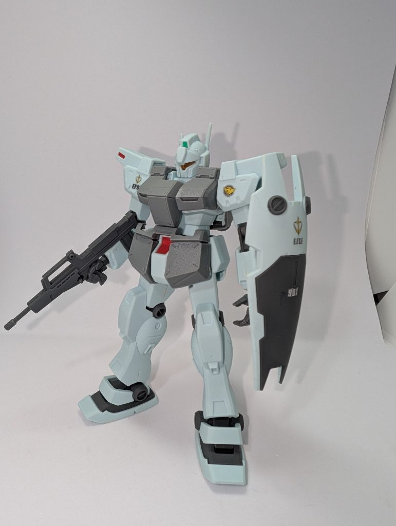 脇役２:　ジム・カスタム　セミアーマーアレックスと同じオーガスタ系なんだから合うんじゃないの？っと思ってたら全然合いませんでした(gundam-kao5)バックパックの所は閉じれなくてスキマが空いて装甲も密着してない…んですが、不思議なバランスで未接着のまま保持できてます(gundam-kao10)これで腕部110mm速射砲に耐えれる！！…あれ、脇腹がガラ空きじゃね？ユウは運が良かっただけですね💦4/6の日にはちょっと早い…&nbsp;&nbsp;後は自分で加工してみた写真や、AIに画像加工してもらったオマケショットです