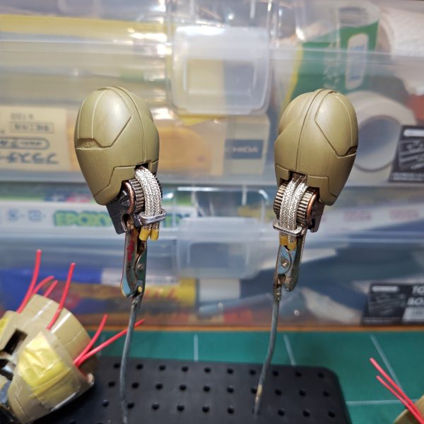 とりあえずローレットインサートナット２つにカットして膝裏のディテールアップに付けてみたけど…どうだべなぁ…。ん~もう少し何か足したい様な…いらない様な…😰そういう時は一度やってみるべし😛&nbsp;物足りない感じがしたから盛ってみたが…、やりすぎたかな🫩（2枚目）