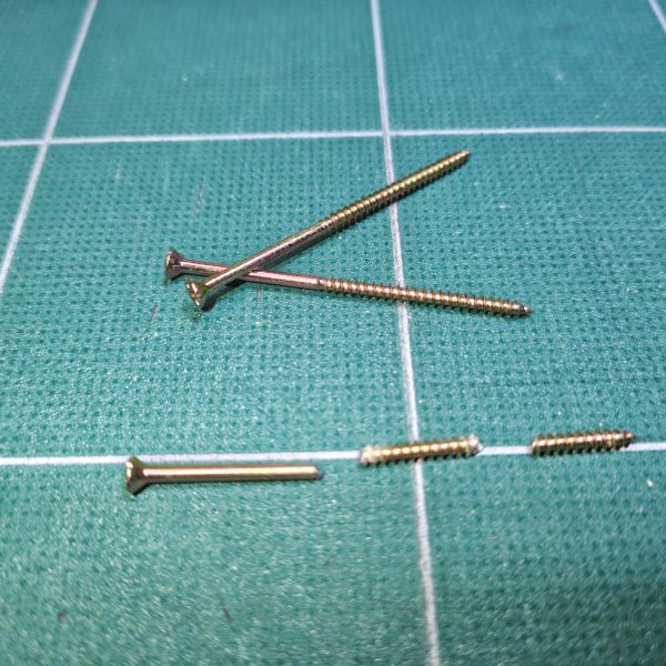 腕にもローレットインサートナット使ってみた。ボールジョイント延長する事にした。強度を出す為に鉄の長いネジの螺旋部分をカットして使う事にした。装甲側の加工はしないつもりだったが、可動範囲が制限される事が分かり、少し加工😅。ここまでやったけど…。この後ノープラン😰ojipopさんみたいにケーブル足そうかな…🤔（2枚目）