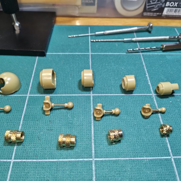 腕にもローレットインサートナット使ってみた。ボールジョイント延長する事にした。強度を出す為に鉄の長いネジの螺旋部分をカットして使う事にした。装甲側の加工はしないつもりだったが、可動範囲が制限される事が分かり、少し加工😅。ここまでやったけど…。この後ノープラン😰ojipopさんみたいにケーブル足そうかな…🤔（3枚目）