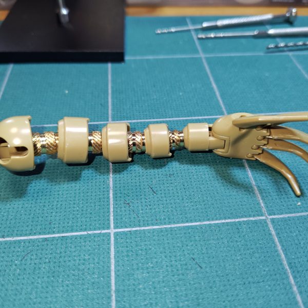 腕にもローレットインサートナット使ってみた。ボールジョイント延長する事にした。強度を出す為に鉄の長いネジの螺旋部分をカットして使う事にした。装甲側の加工はしないつもりだったが、可動範囲が制限される事が分かり、少し加工😅。ここまでやったけど…。この後ノープラン😰ojipopさんみたいにケーブル足そうかな…🤔（4枚目）