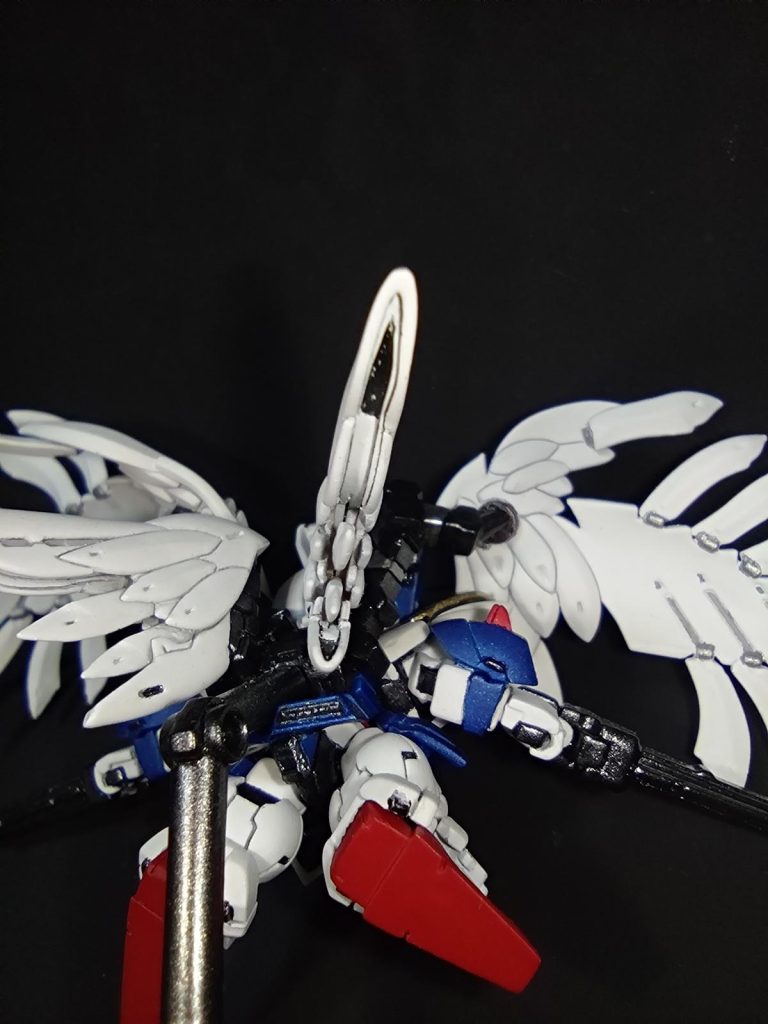 地味に羽の合わせ目が一番面倒でした。片側が小羽根と主翼の間が埋まっていたので彫り直しました。