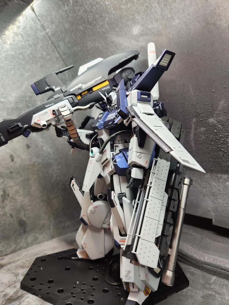 羽が余ったので肩に付けましたが、マントっぽくていいかなと思ってます。ただ、やっぱり左手の武装いらなかった気がしてならないですね。。。