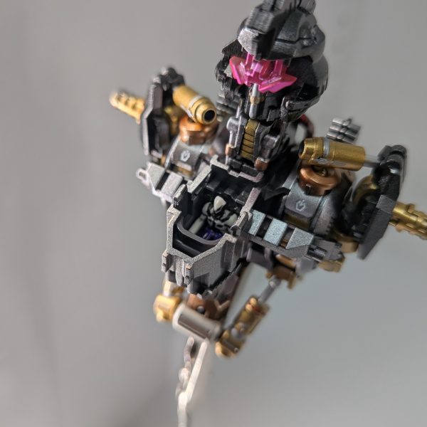 ちまちまと内部フレームの塗り分けを行なっています。動力パイプは赤キャンディーにしてみました。やっと上半身の形になってきました😊ちょっとテンションが上がったのでパイロットさんも塗ってみましたが…ホントにほとんど見えません😵良かったら見てやって下さい😅（5枚目）