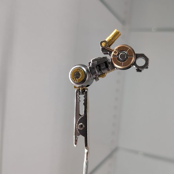 ちまちまと内部フレームの塗り分けを行なっています。動力パイプは赤キャンディーにしてみました。やっと上半身の形になってきました😊ちょっとテンションが上がったのでパイロットさんも塗ってみましたが…ホントにほとんど見えません😵良かったら見てやって下さい😅（4枚目）