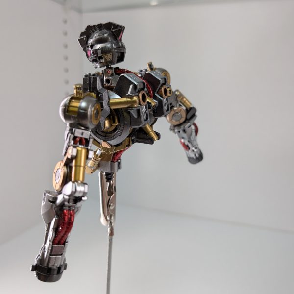 なんとか上半身内部フレーム完成しました✨パーツが細かくて塗り分けするにも一苦労です😵途中で、「私は何を作ってるんだろ…ガンダムヴィダールよな😅」と思いつつも、上半身内部フレーム完成したら「エヴァ？？」みたいな😅少しおかしなテンションですが、下半身も頑張って塗り分けしていきます。良かったらまた見てやって下さい😊（3枚目）