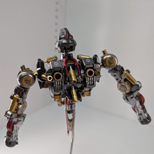 なんとか上半身内部フレーム完成しました✨パーツが細かくて塗り分けするにも一苦労です😵途中で、「私は何を作ってるんだろ…ガンダムヴィダールよな😅」と思いつつも、上半身内部フレーム完成したら「エヴァ？？」みたいな😅少しおかしなテンションですが、下半身も頑張って塗り分けしていきます。良かったらまた見てやって下さい😊（2枚目）