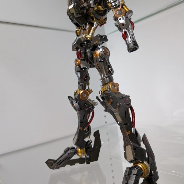 なんとか内部フレーム完成しました✨思っていた以上に塗り分けしたせいで、時間がかかりました。情報量アップを狙って塗り分けしましたが、７割がた見えなくなるのが残念です😔そして外部装甲はまだ下処理もこれからなので、次回投稿は当分空きますが、また見てやって下さい😊（7枚目）