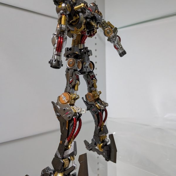 なんとか内部フレーム完成しました✨思っていた以上に塗り分けしたせいで、時間がかかりました。情報量アップを狙って塗り分けしましたが、７割がた見えなくなるのが残念です😔そして外部装甲はまだ下処理もこれからなので、次回投稿は当分空きますが、また見てやって下さい😊（5枚目）