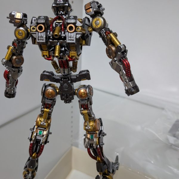 なんとか内部フレーム完成しました✨思っていた以上に塗り分けしたせいで、時間がかかりました。情報量アップを狙って塗り分けしましたが、７割がた見えなくなるのが残念です😔そして外部装甲はまだ下処理もこれからなので、次回投稿は当分空きますが、また見てやって下さい😊（4枚目）