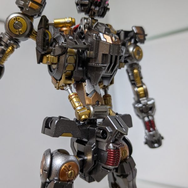 なんとか内部フレーム完成しました✨思っていた以上に塗り分けしたせいで、時間がかかりました。情報量アップを狙って塗り分けしましたが、７割がた見えなくなるのが残念です😔そして外部装甲はまだ下処理もこれからなので、次回投稿は当分空きますが、また見てやって下さい😊（2枚目）