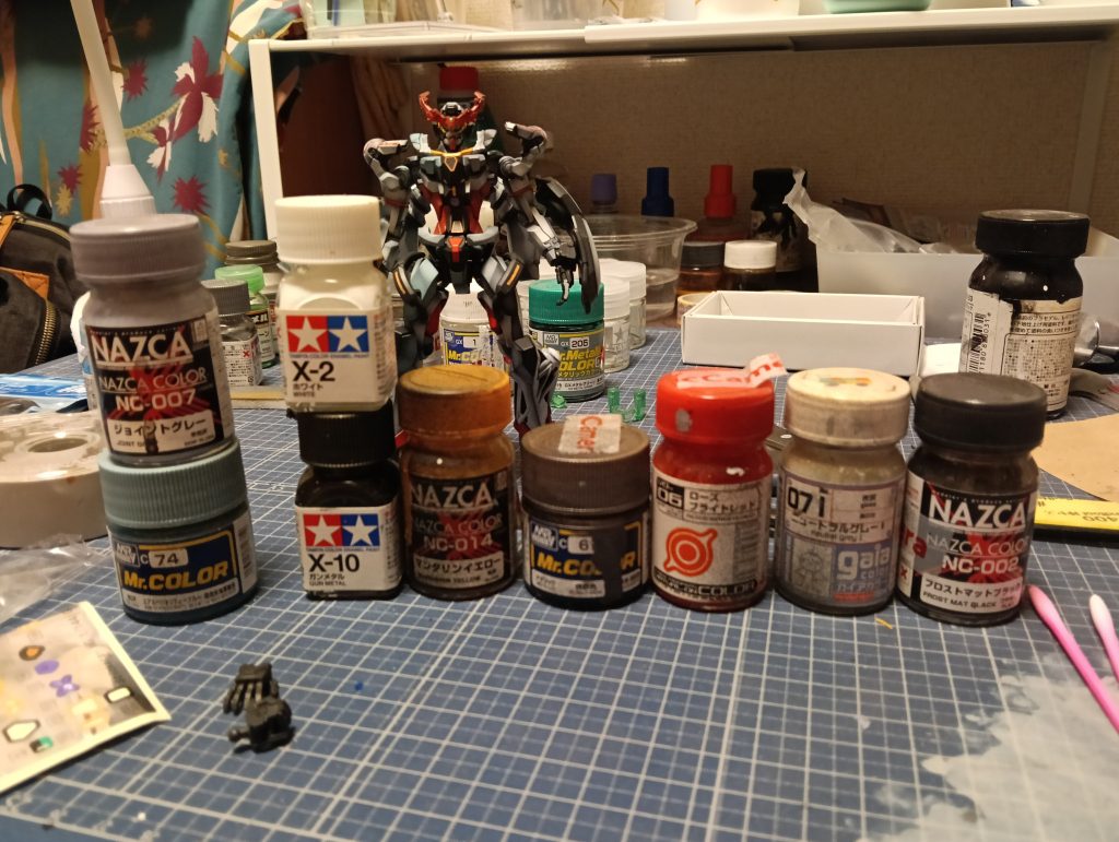 使用した塗料はこんな感じです。今回は使った塗料を机の上に出しっぱなしにしておいたので何とか覚えておけました。ジークアクスより後ろの塗料は関係ないです。という訳で、いかがでしたでしょうか今回は割とやらかし回だったんですが、写真にするとあまり分かりませんねwパーツの量と細かさに怯んで3回に分けて塗装したんですが、結果二回目と三回目の間に弟が挟まって3週間近く間が空いてしまったり、グラデーションが合わなくなったりしてしまいました。まぁ、一発で塗っていたら上手く作れたのかと言われるとそもそも他のミスもしているしで自信はないんですけどねw...ただの言い訳じゃねぇか!最後までお読みいただきありがとうございました。