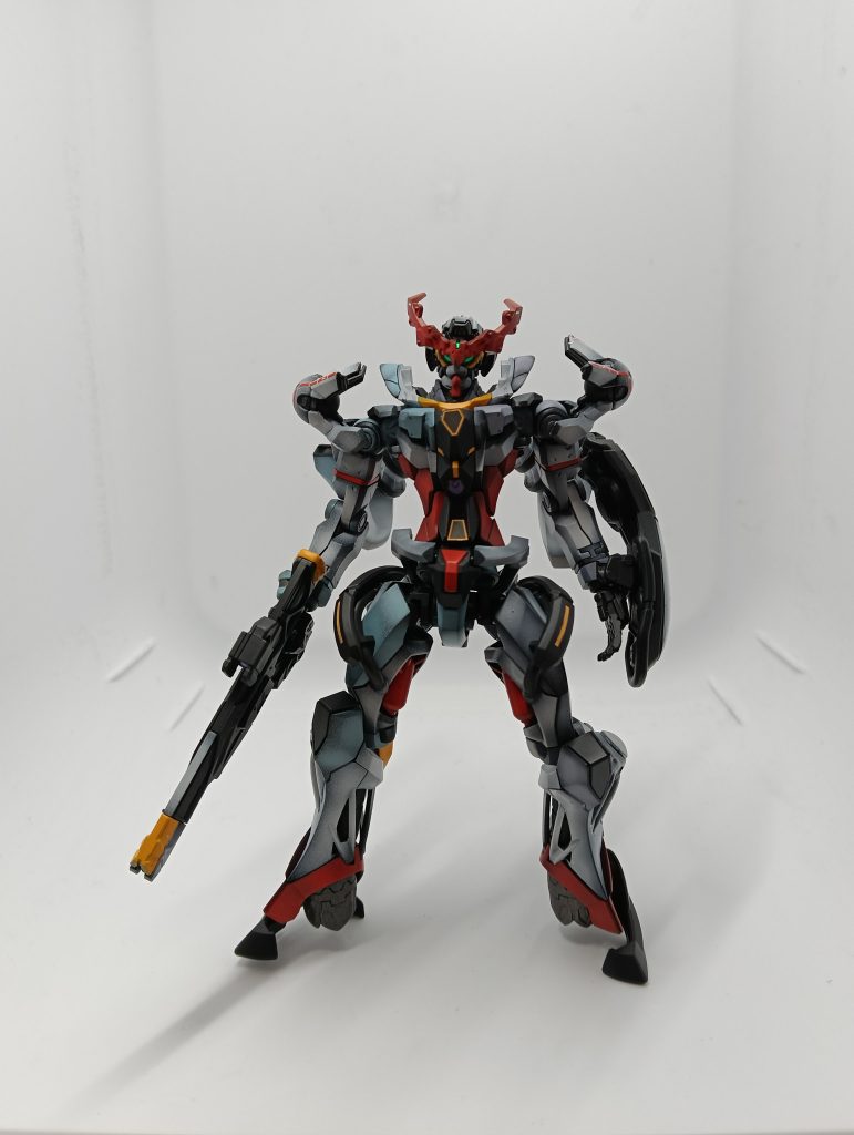 まずは正面から。今回はアシンメトリーに塗装してみました。可動部が多くてまっすぐ立たせられなかったです。