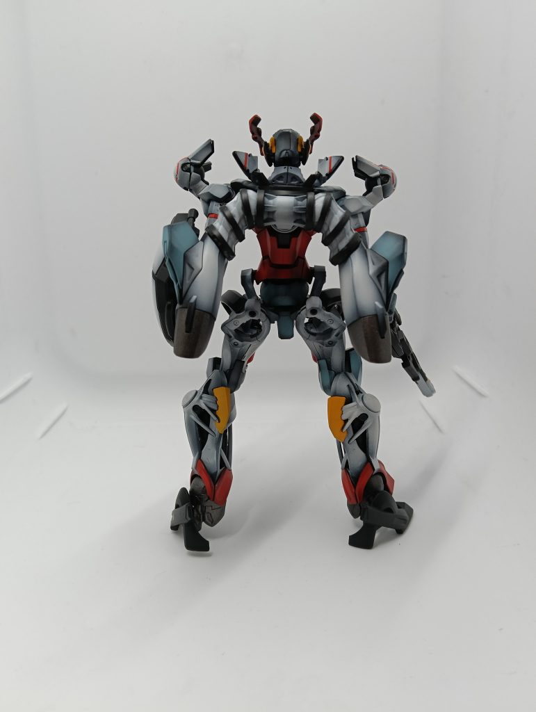 後ろはこんな感じ。バーニアっぽい所には焼鉄色を使ってます。因みに、バックパックの水色部分が両方とも水色なのは普通にミスです。今回特にギミックはないのでここからはポージングをしていきます。