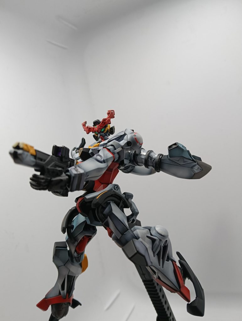 両手でビームライフルを構えさせてみました。