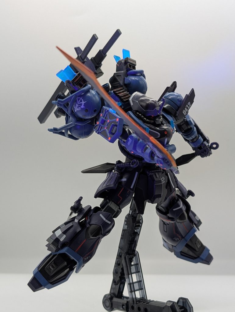 軍警ザクのヒートホークを切断し、プラパンで刃パーツを作り接着してオリジナル近接武器ヒートブレードを作成しました。