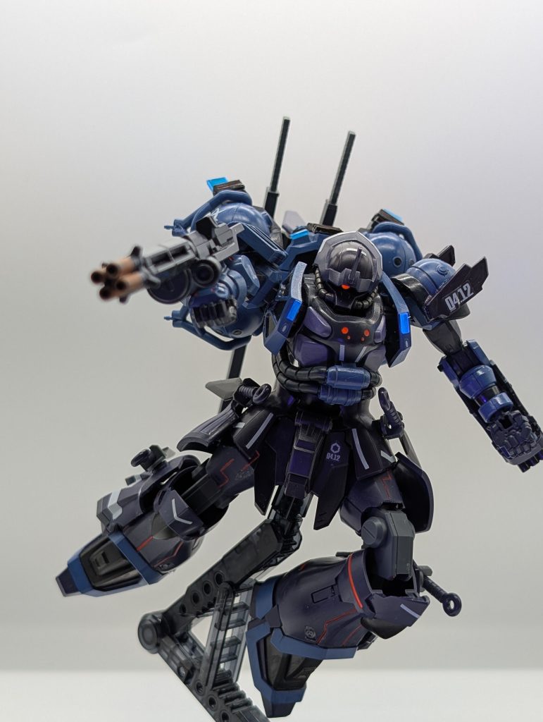 また軍警ザクのシールドにHGフルアーマーユニコーンガンダムのビームガトリングを接着し、武装を追加しました。