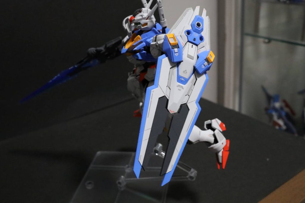 シールドエスカッシャンもよく見るとスジ彫りからの塗り分けがあります。