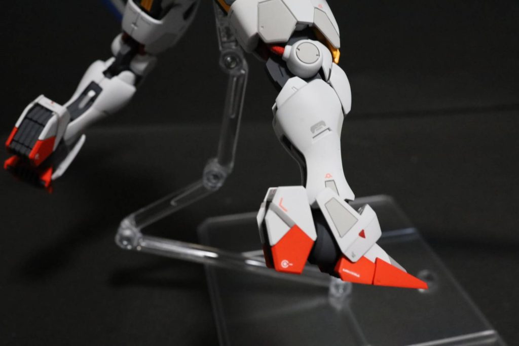 アンクルアーマーには台形型のスジ彫り+塗り分けでアクセントにしました。