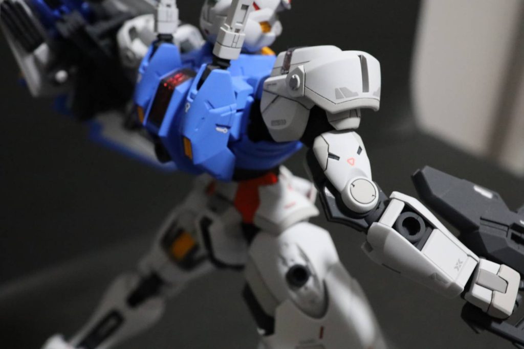 肩アーマーの淵にスジ彫りを入れて塗り分けで別パーツっぽくしました。