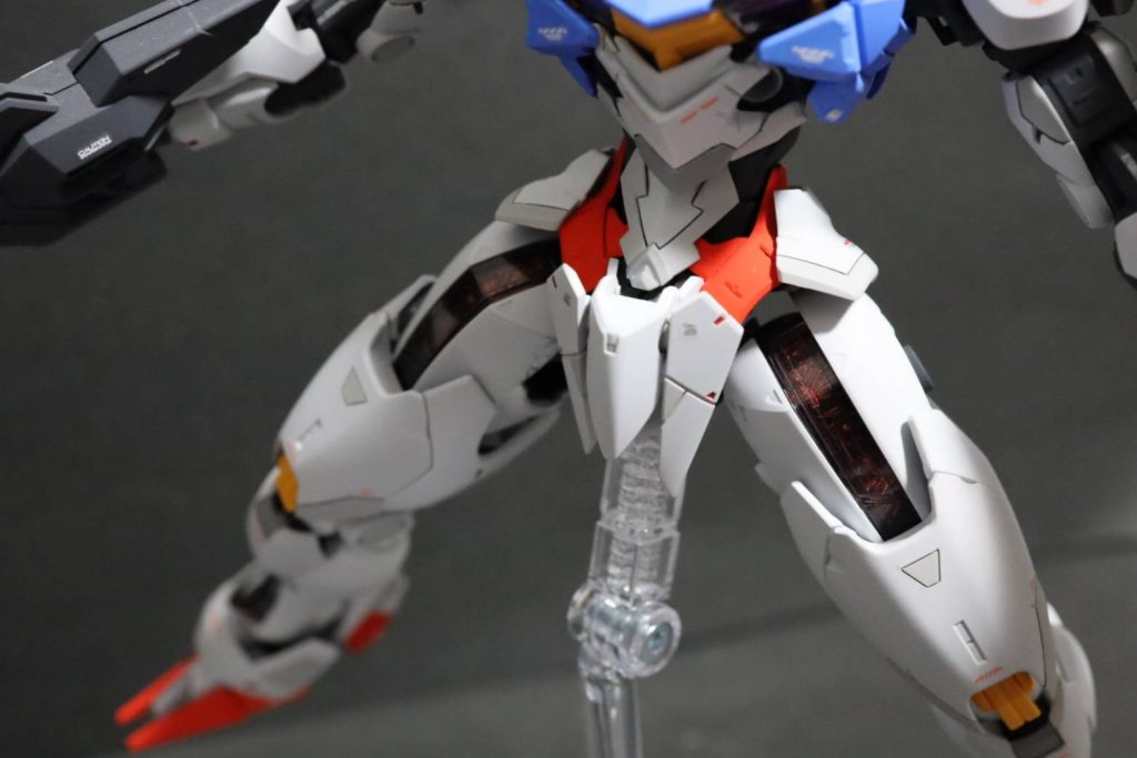 腰サイドスカートの淵にもスジ彫りから塗り分け。太股から膝アーマーには逆台形型のモールドを彫り塗り分け。