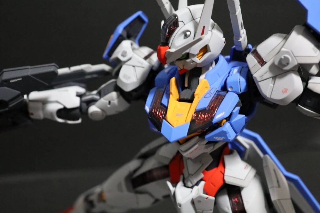 アンテナ部の溝や腰周りの溝、足周りにもにレッドポイントをイメージしてエナメルレッドを入れました。