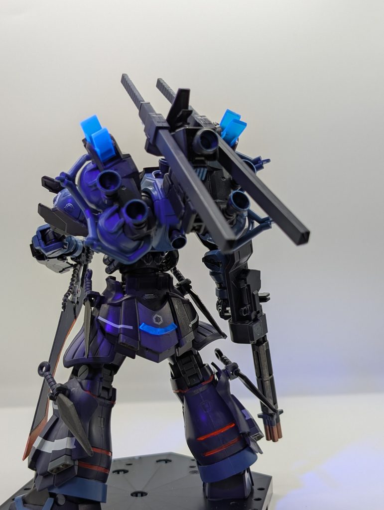 バックパックには軍警ザクの腰パーツを使用し、青のクリアパーツを放熱フィンに見立て取り付け、コールドブレードのジョイントは先ほどのパーツだけだと寂しかったのでビルダーズパーツのブースターや他ジャンクパーツから作成しました。
