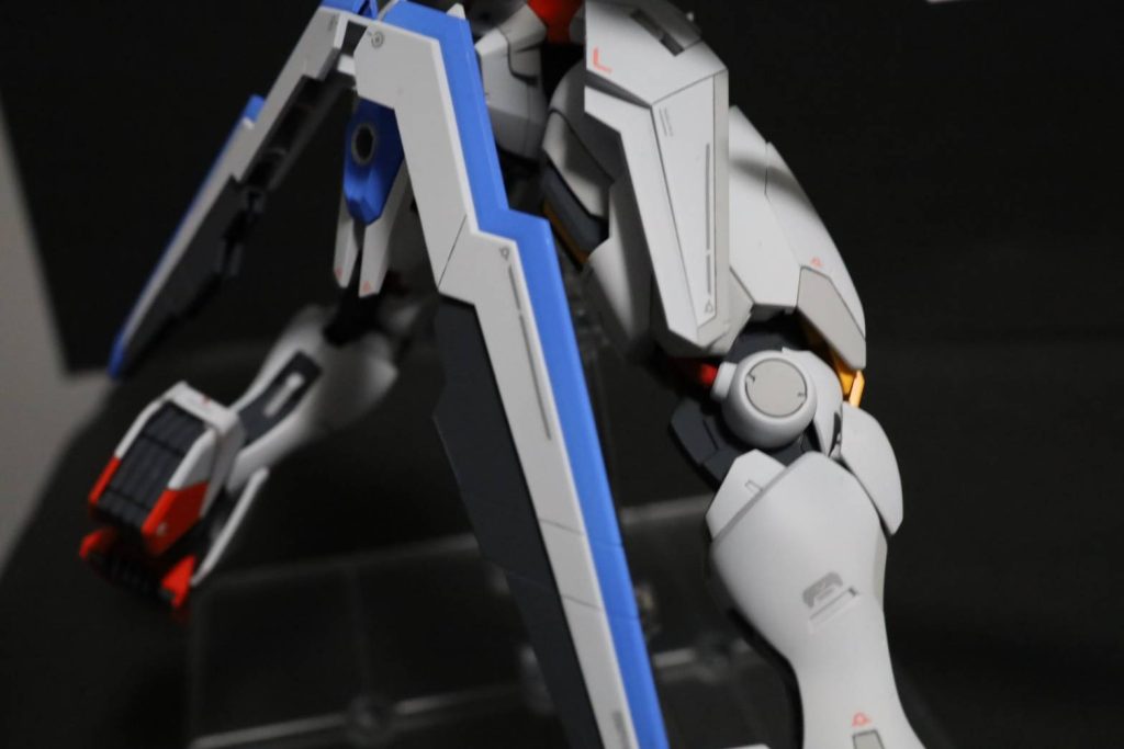 チラ見えしている動力パイプはレッドで塗り分け。腰に付けたエスカッシャンは淵をスジ彫りし、塗り分けました。