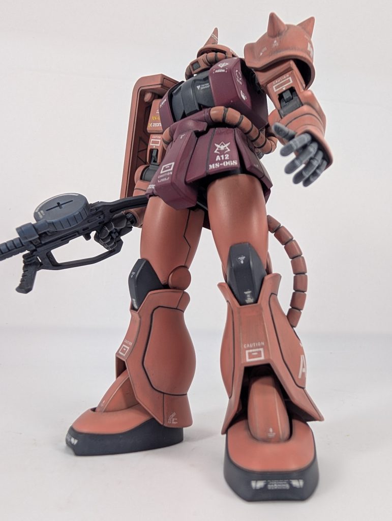 自分の中で、このままじゃアカン…イロモノMSや…と思いウェザリングカラーのグレーを全体に塗りたくり拭き拭き(zaku-kao5)ウェザリングカラーを拭いてる間、ひたすら「割れるなよ〜割れるなよ〜」と念じながら拭いてました(zaku-kao4)少しはピンクが落ち着いたかな？