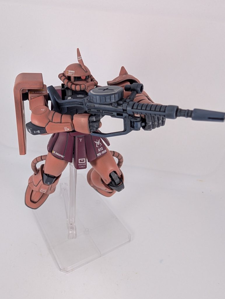 基本のザクマシンガンを構えて(zaku-kao2)