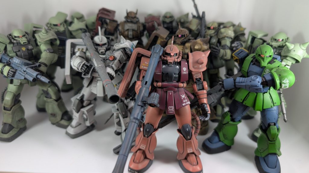 我が家のザク達(zaku-kao6)嫁に「ザクばっかりで見飽きた！」と言われてます(zaku-kao4)まだまだ増やしますけど😁