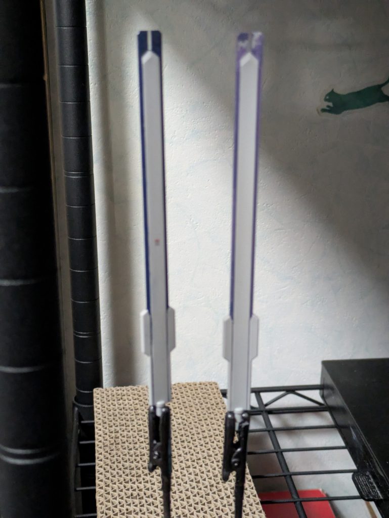 コンポジット·シールド·ブースターのブレード部分を再塗装前後で比較。向かって右が再塗装前、左が再塗装後です。紺色部分の塗装の剥げ具合がよく分かると思います。本体は白い部分が若干黄色っぽくなったかな?と思う箇所はありましたが、そこまで気にならなかったのでそのままです。ご覧いただきありがとうございます。