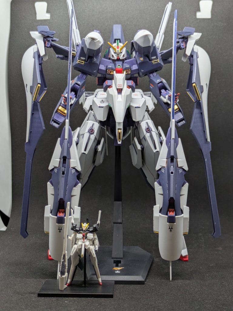 再塗装後全身。足元にいるのはガンダムコレクションのアドバンスド·ウーンドウォート(白)です。これも大きい機体なので撮影ブースから若干はみ出しています。多分全高だけなら前回のΞガンダムより大きいです。