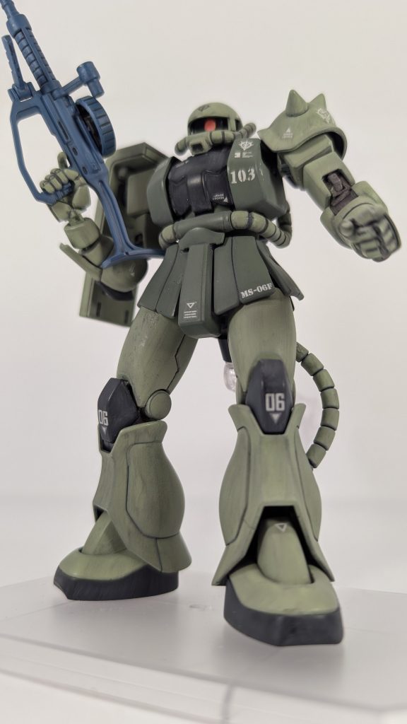ザク、立ちました！でも、一部ご存知の方もおられるかと思いますが元がジャンク品のシャア専用ザクで、右足の付け根が釘で補修されてるので右足と左足の高さが微妙に違うんです💦お陰でキレイに素立ち出来ません（笑）