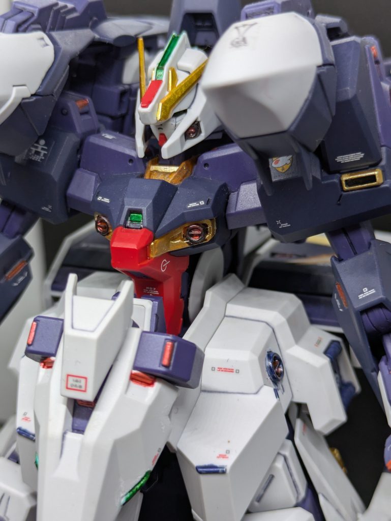 アップ。顔はハイゼンスレイⅡと違い普通のガンダム顔です。各部にあるロールバーのような部分はメタリックレッドで塗装しています。他はツインアイ、センサー部分のメタリックイエローグリーン、マルイチモールドのガンメタルとメタリックレッド、紺色の足りない箇所をティターンズブルーで塗りました。