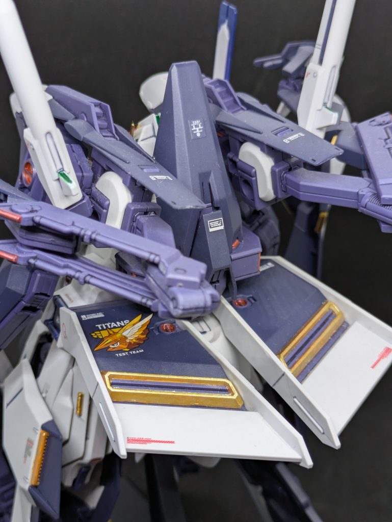 背面やや上から。腰リアアーマーは広いスペースがあるので、AOZではおなじみのノーズアート風のデカールを貼りました。ガンダムデカールDX 09にはこのようなノーズアート風デカールがたくさんあるので、見ているだけで楽しいです。